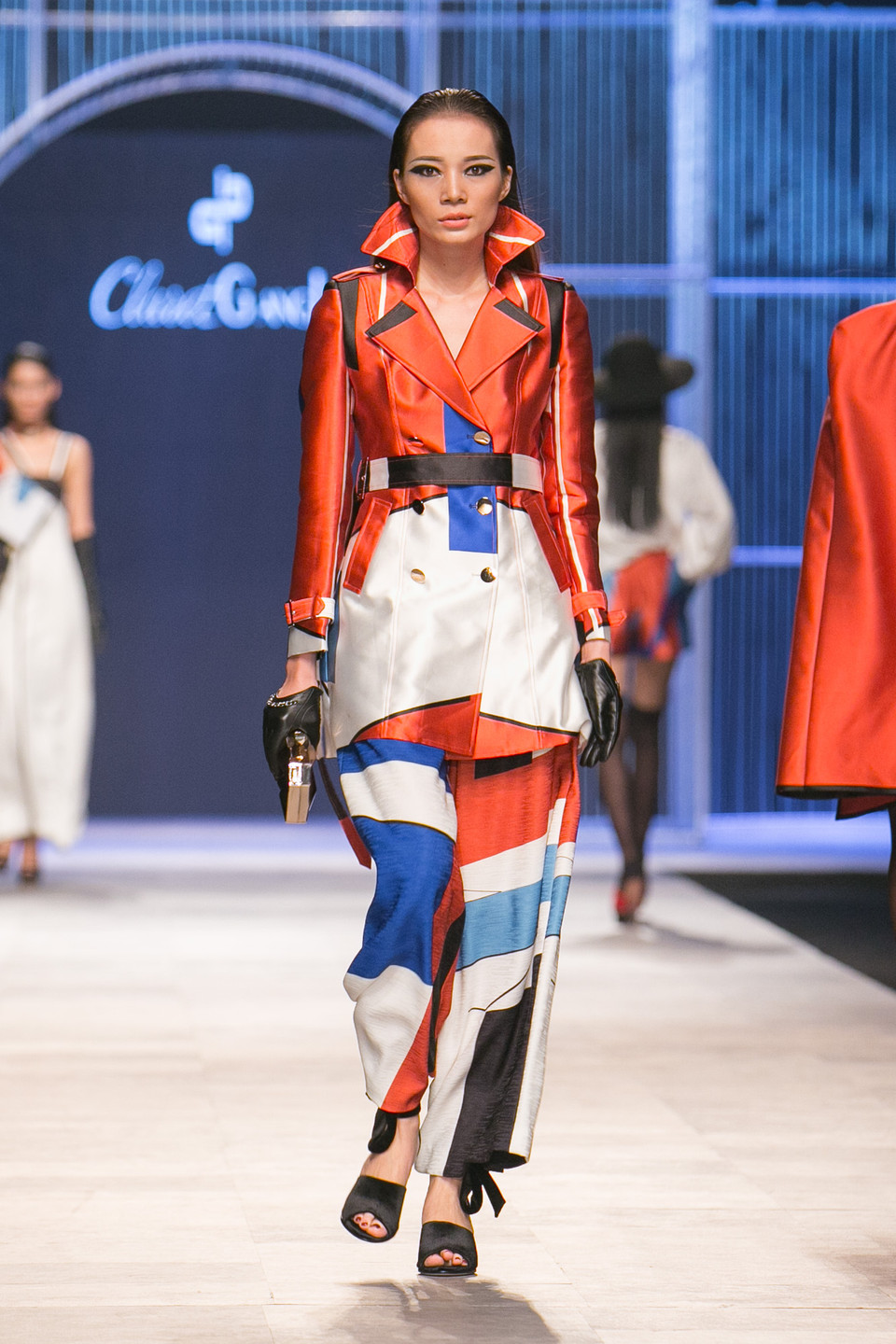 Nhà tạo mẫu bị cuốn hút từ những gam màu rực rỡ, sự nổi bật của những họa tiết hình lập phương, hình hộp với nét đơn giản hóa tối đa trong cách thể hiện. (Ảnh: BTC)