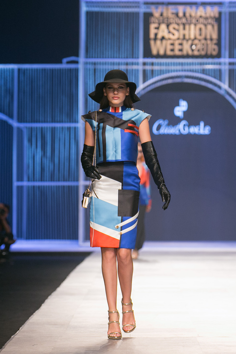 Những cô gái trong thiết kế của Claret Giang Lê là những cô nàng thành thị thời thượng... (Ảnh: BTC)