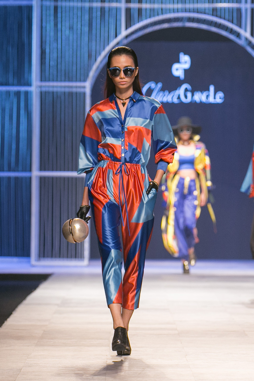 ...đầm liền với màu sắc nổi bật và họa tiết bắt mắt. (Ảnh: BTC)