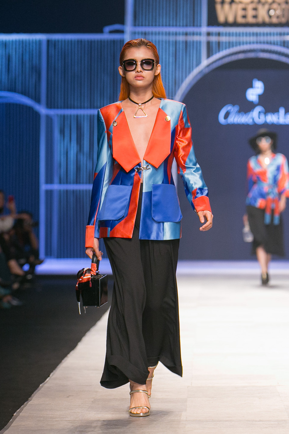 ...tự tin sải những bước catwalk mạnh mẽ và năng động. (Ảnh: BTC)