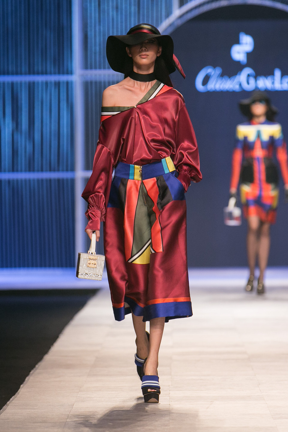 ...Claret Giang Le đã lựa chọn một số họa tiết và gam màu tiêu biểu mà cô yêu thích để thiết kế ra 30 mẫu trang phục. (Ảnh: BTC)