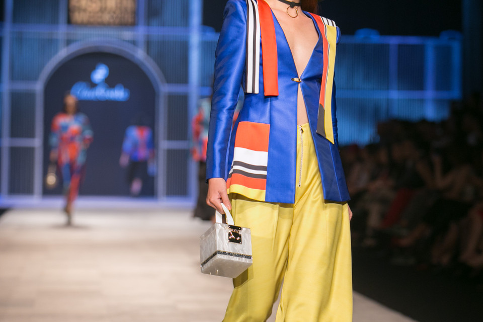 Bộ sưu tập dành cho mùa Thu Đông 2016 nên phần lớn những thiết kế là vest cách điệu... (Ảnh: BTC)