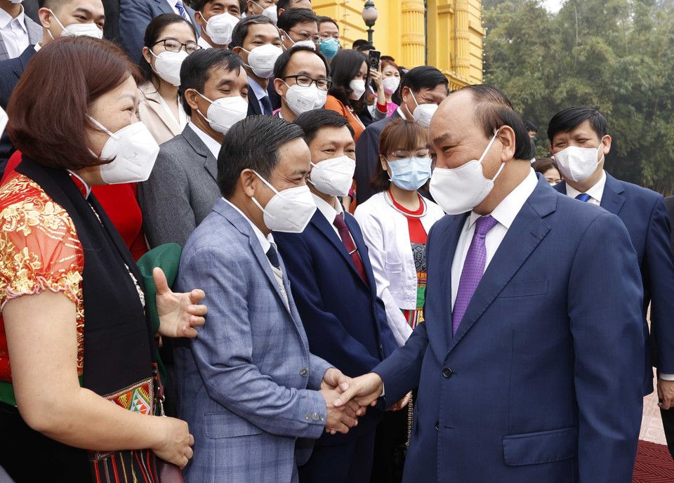 Chủ tịch nước Nguyễn Xuân Phúc gặp mặt thân mật Đoàn đại biểu cán bộ y tế tiêu biểu toàn quốc. (Ảnh: Thống Nhất/TTXVN)