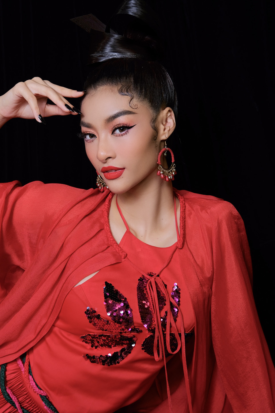 Nàng hậu xứ Quảng thay hẳn bốn bối cảnh khác nhau đại diện cho 4 mùa trong năm để phù hợp với ca khúc. Và, đây là bộ ảnh thời trang thể hiện bốn trang phục thay đổi của Kiều Loan trong MV. (Ảnh: CTV/Vietnam+)