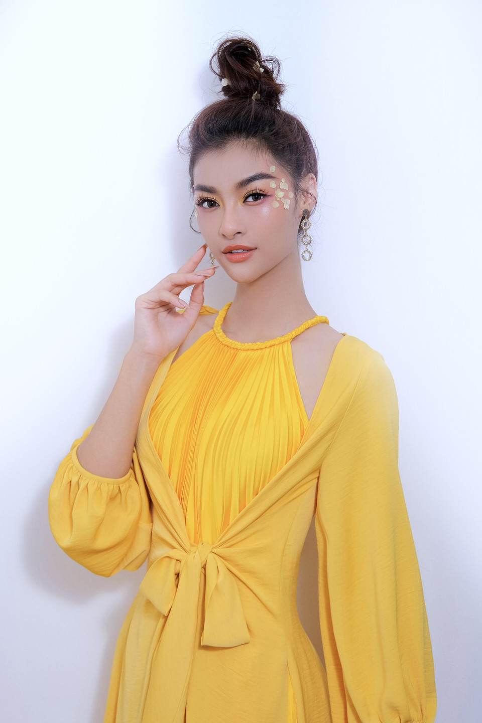 Mở đầu là sắc đỏ quyến rũ, tiếp đến là bộ cánh màu vàng dịu dàng điểm xuyết thêm cánh hoa mai ở phần đuôi mắt. (Ảnh: CTV/Vietnam+)