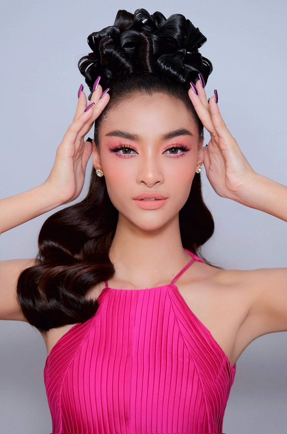 Cố vấn Việt Max nhận xét sau khi xem MV Nhất chi mai của Kiều Loan, đại ý rằng nếu chỉ sở hữu vẻ đẹp không thôi thì chưa đủ mà cách biểu cảm, thể hiện nó ra bên ngoài như thế nào để tạo sức hút, lan tỏa năng lượng tích cực cho người xung quanh thì vẻ đẹp đó mới thực sự ý nghĩa và khẳng định ‘sau khi xem MV, từng cử động của bạn ấy khiến tôi nhớ đến bạn ấy.’ (Ảnh: CTV/Vietnam+)