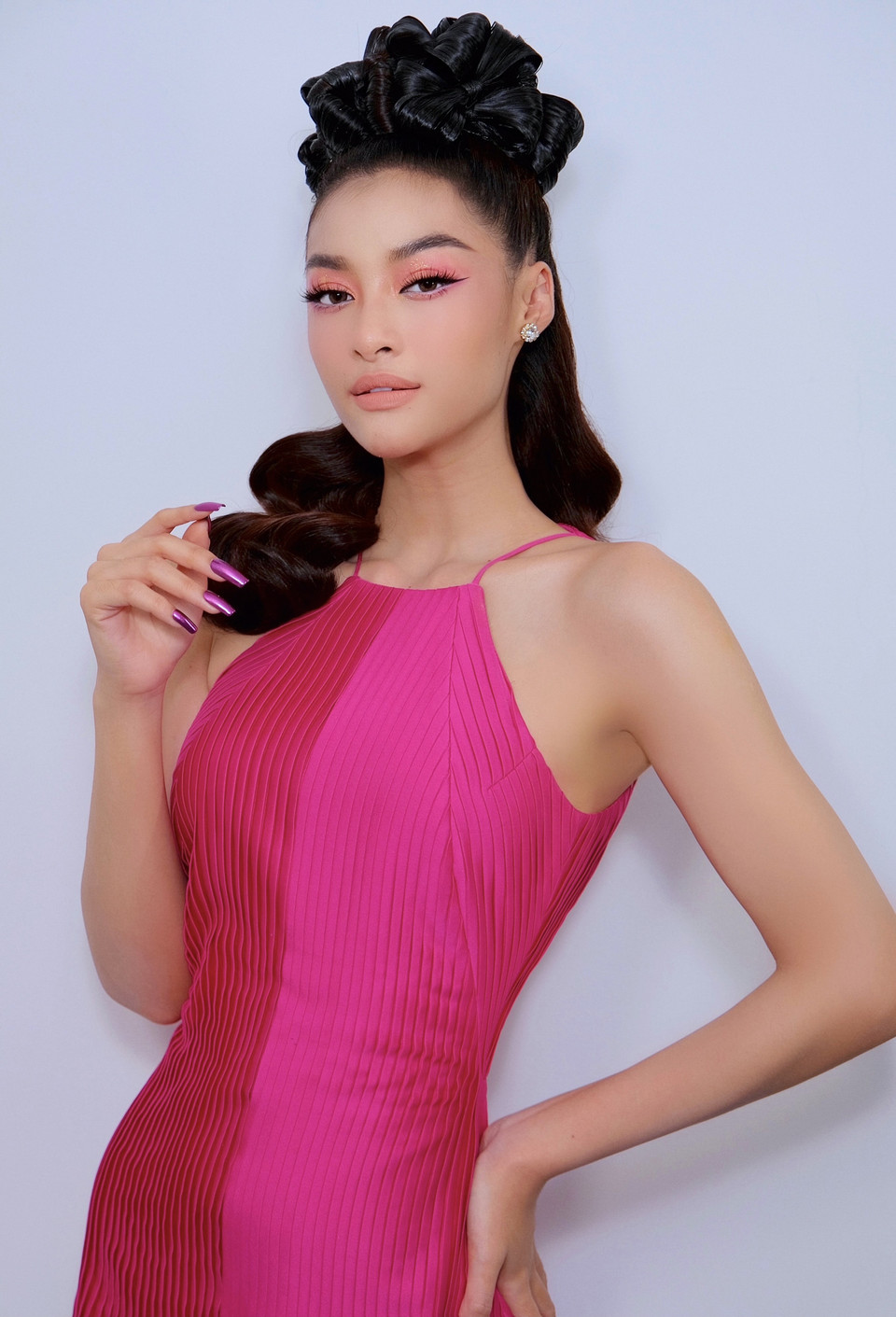 Khi chuyển sang đoạn rap, cô nàng lại có phần cá tính trong bộ yếm hồng cùng bộ tóc cầu kỳ không kém. Cuối cùng là sắc trắng quyền lực pha chút bí ẩn với chiếc khẩu trang được đính kết khá cầu kỳ. (Ảnh: CTV/Vietnam+)