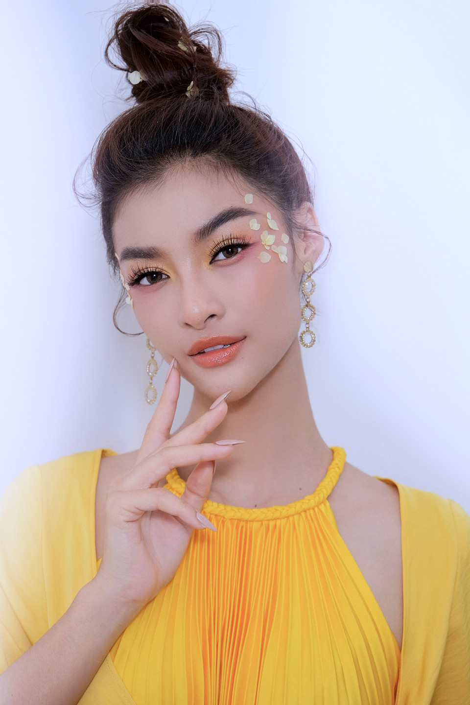 Mỗi bộ trang phục cô nàng đều khéo léo chọn lựa tông trang điểm phù hợp mang đến những sắc màu riêng biệt. (Ảnh: CTV/Vietnam+)