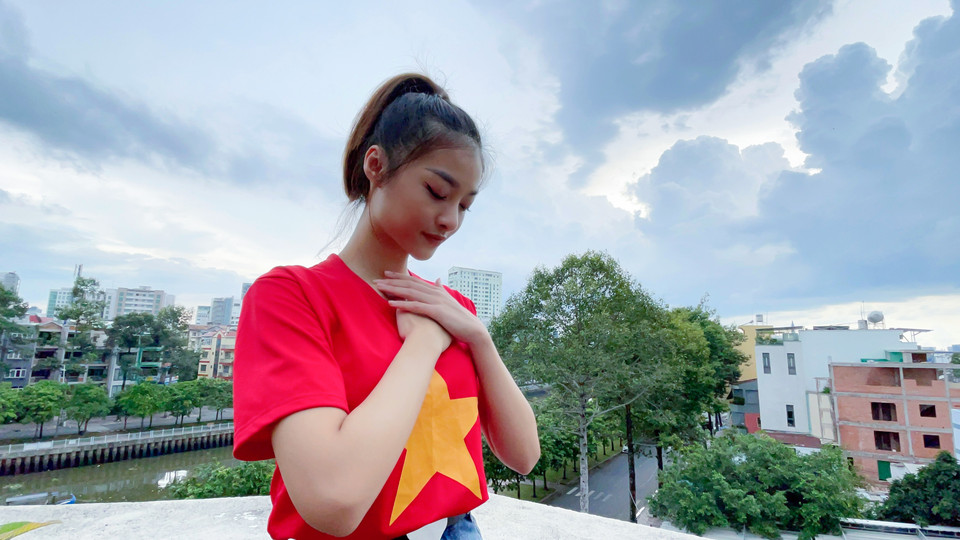 Đáng chú ý ở cuối MV, Kiều Loan còn góp giọng cùng dàn thí sinh, cố vấn trong ca khúc ‘Hoan hô người chiến sỹ tuyến đầu’ cùng chiếc áo đỏ sao vàng Việt Nam. (Ảnh: CTV/Vietnam+)