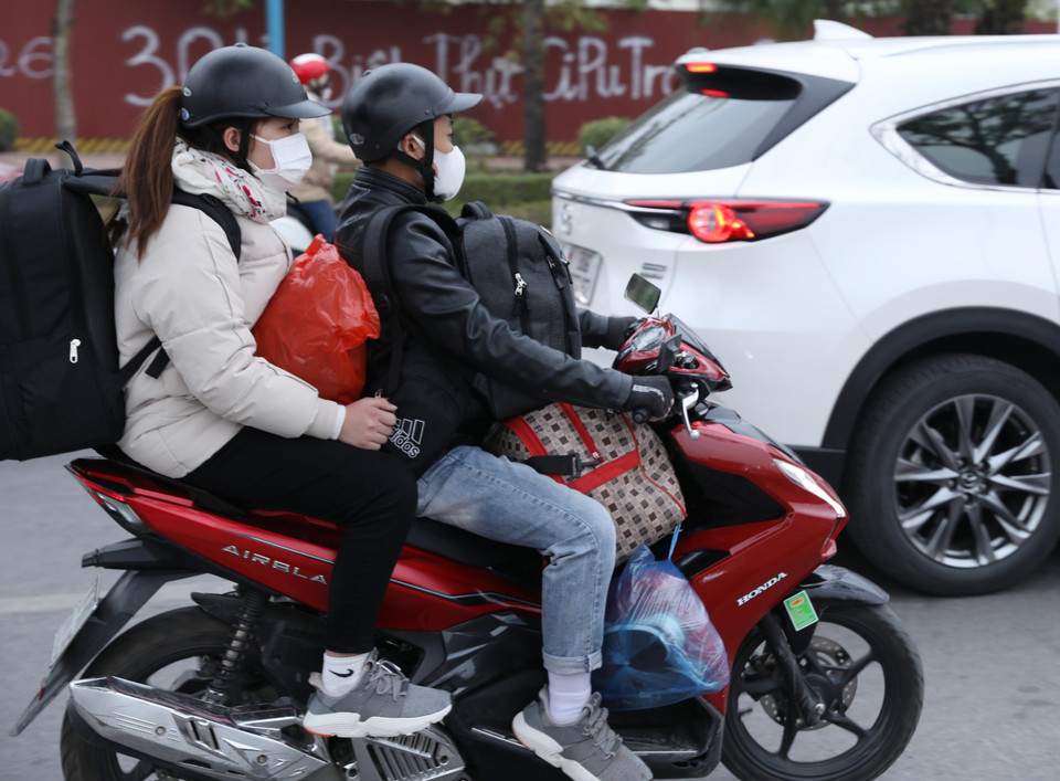 Người dân lỉnh kỉnh đồ đạc. (Ảnh: Hoàng Hiếu/TTXVN)