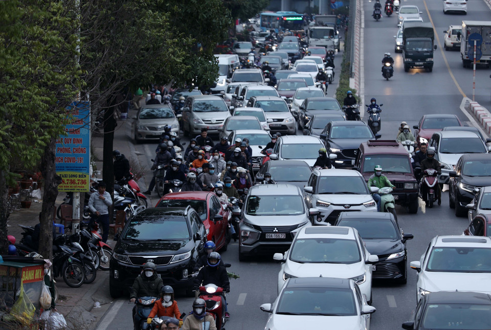 Lượng người và phương tiện từ hướng cầu Vĩnh Tuy ra đường Cổ Linh tăng đột biến. (Ảnh: Hoàng Hiếu/TTXVN)