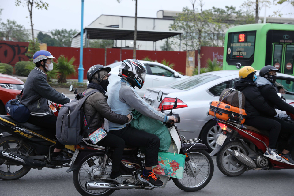 Người dân rời Hà Nội. (Ảnh: Hoàng Hiếu/TTXVN)