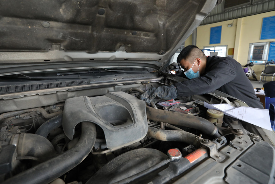 Với 5 kiểm định viên tại một dây chuyền kiểm định đang hoạt động, Trung tâm đăng kiểm xe cơ giới 2917D (quận Long Biên) mỗi ngày chỉ có thể kiểm định khoảng 70 xe. (Ảnh: Hoàng Hiếu/TTXVN)