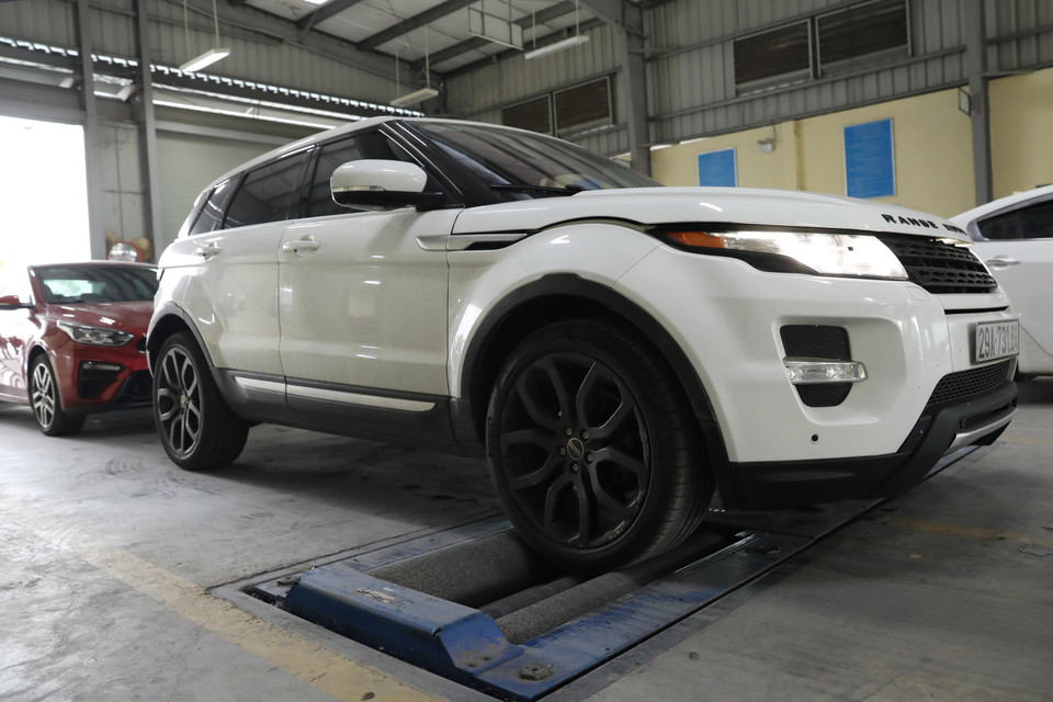 Kiểm định hệ thống phanh xe tại Trung tâm đăng kiểm xe cơ giới 2917D, quận Long Biên. (Ảnh: Hoàng Hiếu/TTXVN)