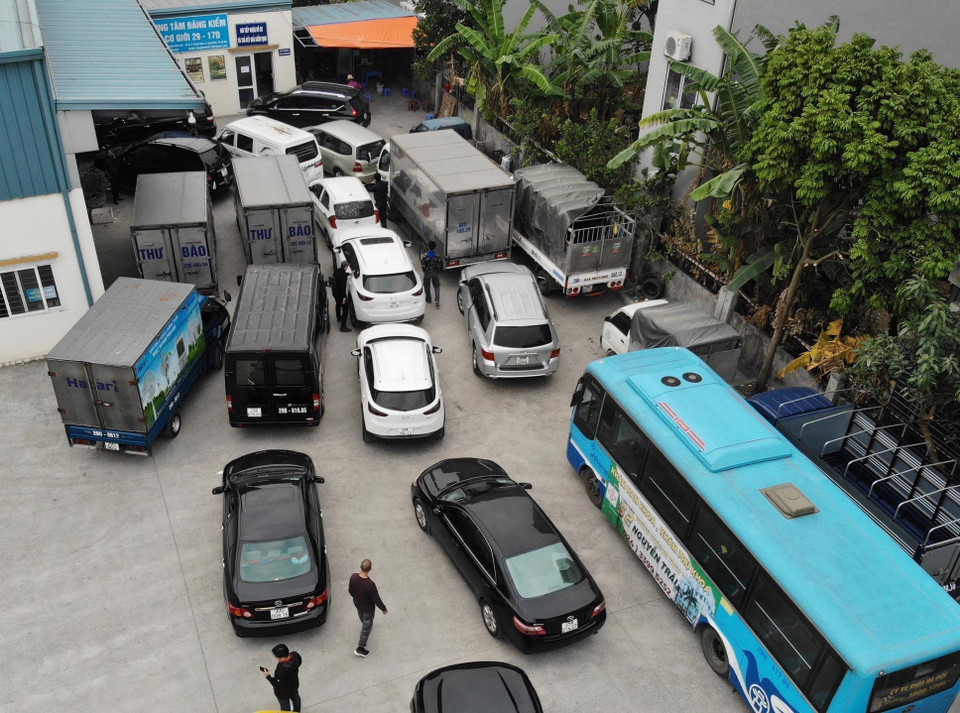 Xe xếp hàng chờ kiểm định tại Trung tâm đăng kiểm xe cơ giới 2917D, quận Long Biên. (Ảnh: Hoàng Hiếu/TTXVN)