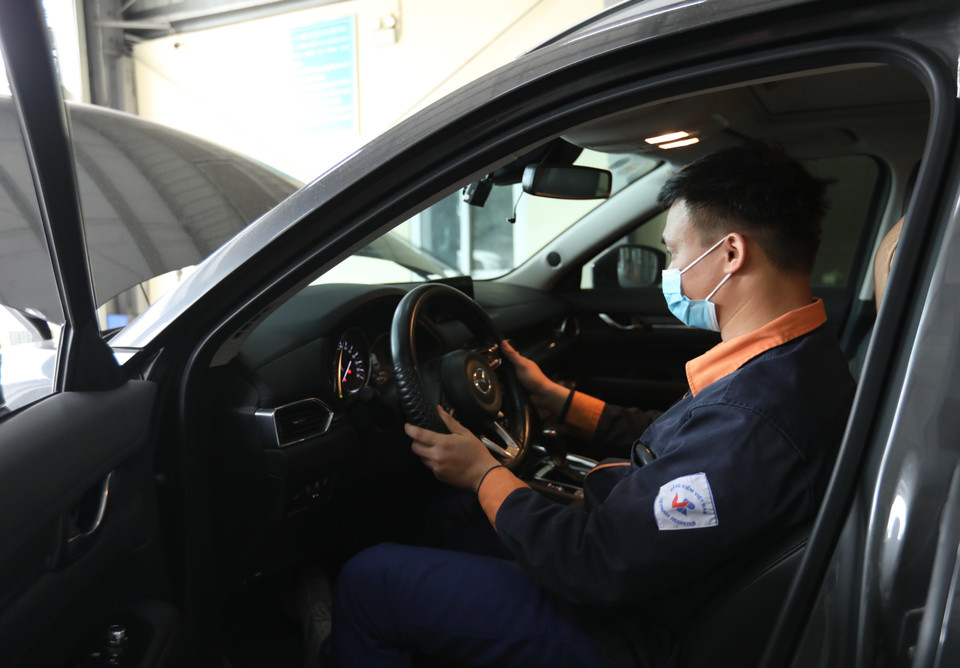 Kiểm định viên Trung tâm đăng kiểm xe cơ giới 2917D tại quận Long Biên kiểm tra hệ thống lái của xe. (Ảnh: Hoàng Hiếu/TTXVN)