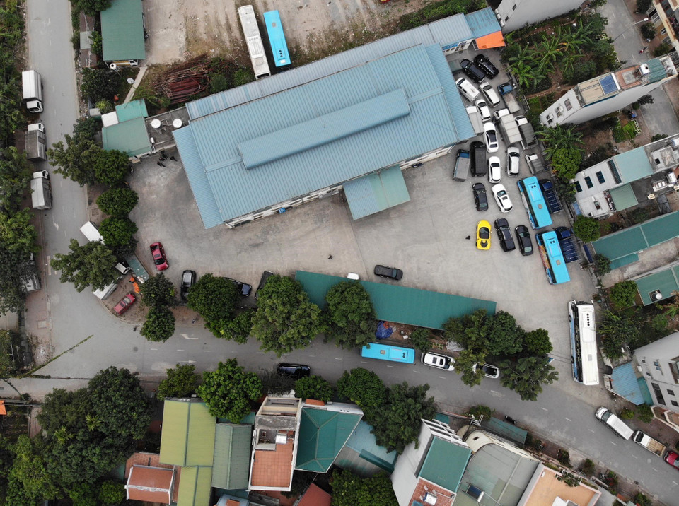 Nhiều chủ xe phải có mặt từ sớm, túc trực tại các trạm, chờ đăng kiểm để đảm bảo phương tiện đủ điều kiện lưu thông.(Ảnh: Hoàng Hiếu/TTXVN)