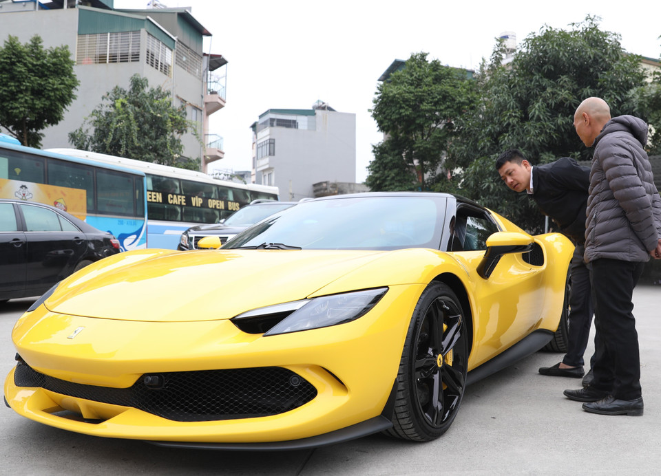 Một chiếc xe mới chờ đăng kiểm tại Trung tâm đăng kiểm xe cơ giới 2917D, quận Long Biên. (Ảnh: Hoàng Hiếu/TTXVN)