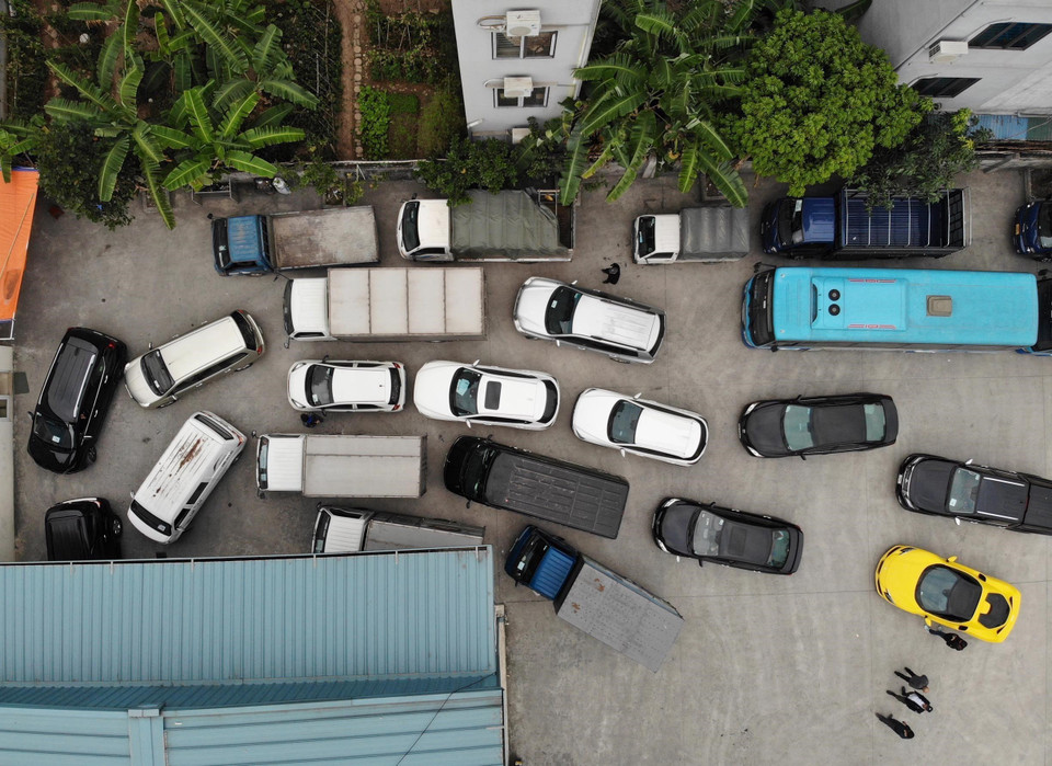 Xe xếp hàng chờ kiểm định tại Trung tâm đăng kiểm xe cơ giới 2917D, quận Long Biên. (Ảnh: Hoàng Hiếu/TTXVN)