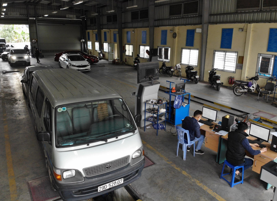 Với 5 kiểm định viên tại một dây chuyền kiểm định đang hoạt động, Trung tâm đăng kiểm xe cơ giới 2917D (quận Long Biên) mỗi ngày chỉ có thể kiểm định khoảng 70 xe. (Ảnh: Hoàng Hiếu/TTXVN)