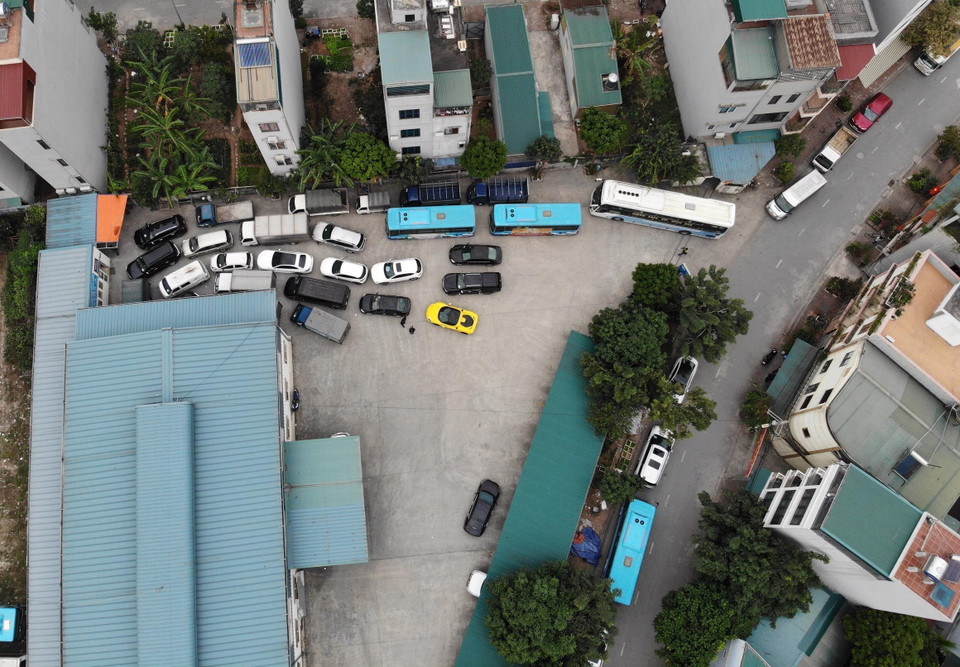 Nhiều xe đậu chờ đăng kiểm bên ngoài Trung tâm đăng kiểm xe cơ giới 2917D, quận Long Biên. (Ảnh: Hoàng Hiếu/TTXVN)