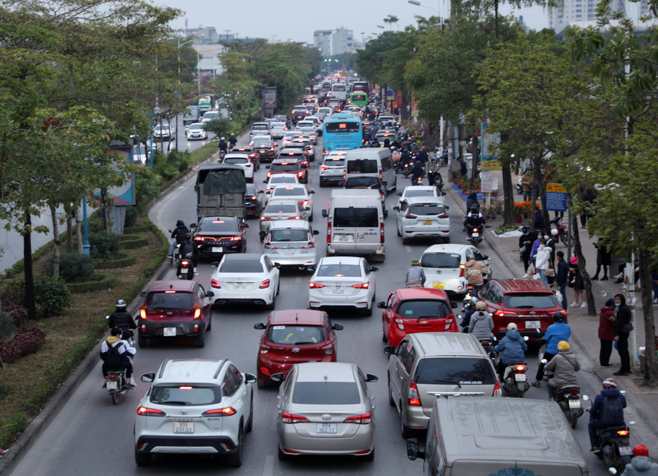 Lúc 16h, đường Cổ Linh (Long Biên) đón lượng người và phương tiện tăng đột biến, có hiện tượng ùn, ứ cục bộ. (Ảnh: Hoàng Hiếu/TTXVN)