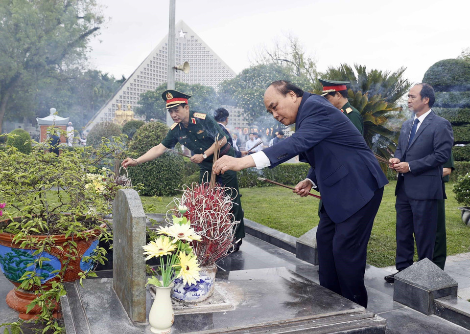 Chủ tịch nước Nguyễn Xuân Phúc dâng hương, hoa tưởng nhớ các Anh hùng liệt sỹ tại Nghĩa trang liệt sỹ Quốc gia A1. (Ảnh: Thống Nhất/TTXVN)