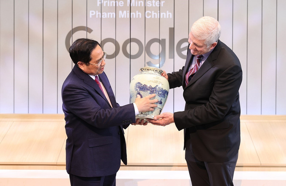 Thủ tướng Phạm Minh Chính trao tặng phẩm lưu niệm cho ông Rick Osterloh, Phó Chủ tịch cấp cao phụ trách phần cứng của Tập đoàn Google. (Ảnh: Dương Giang/TTXVN)