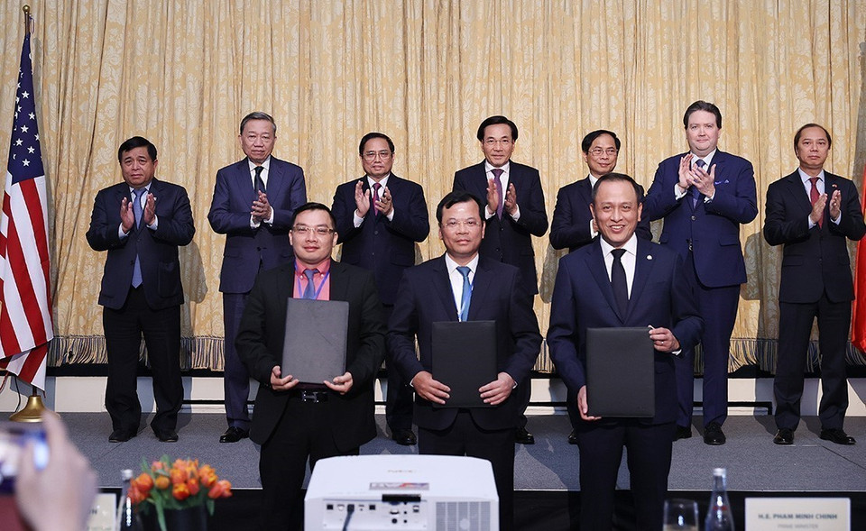Thủ tướng Phạm Minh Chính chứng kiến trao thỏa thuận hợp tác đầu tư giữa các doanh nghiệp hai nước Việt Nam và Hoa Kỳ. (Ảnh: Dương GiangTTXVN)