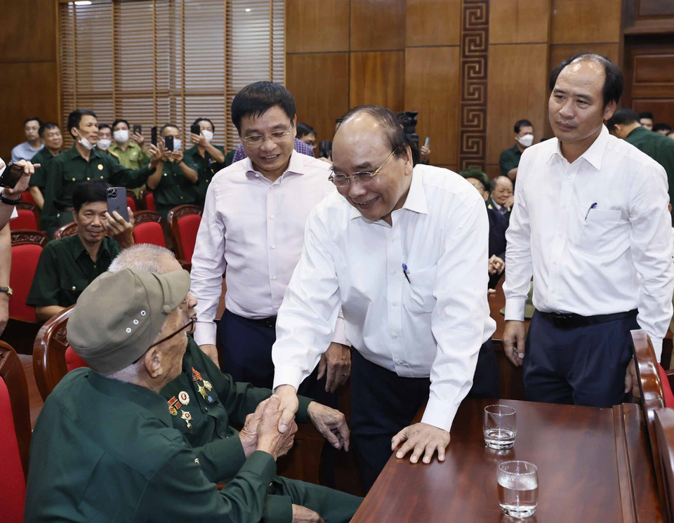 Chủ tịch nước Nguyễn Xuân Phúc thăm hỏi cựu chiến sỹ Điện Biên. (Ảnh: Thống Nhất/TTXVN)