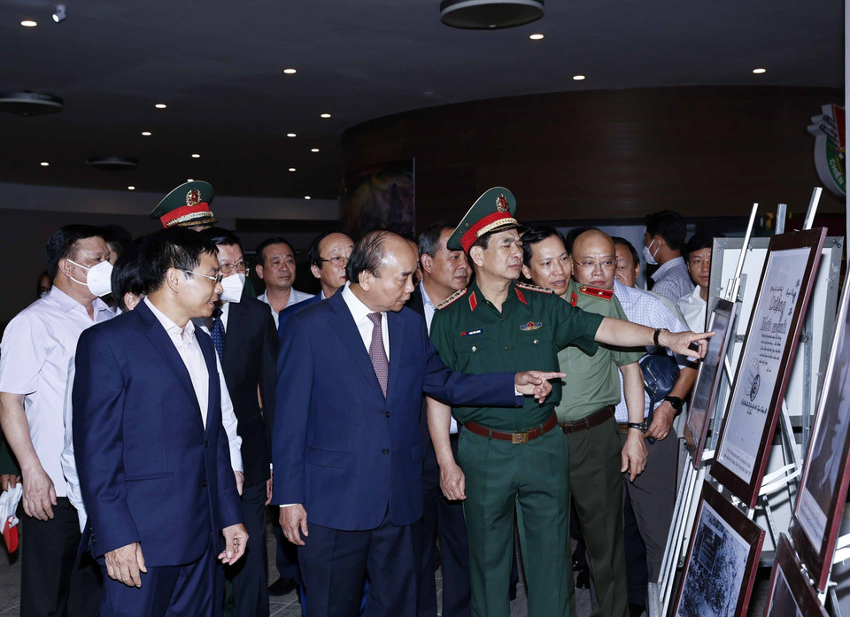 Chủ tịch nước Nguyễn Xuân Phúc thăm Bảo tàng Chiến thắng lịch sử Điện Biên Phủ. (Ảnh: Thống Nhất/TTXVN)