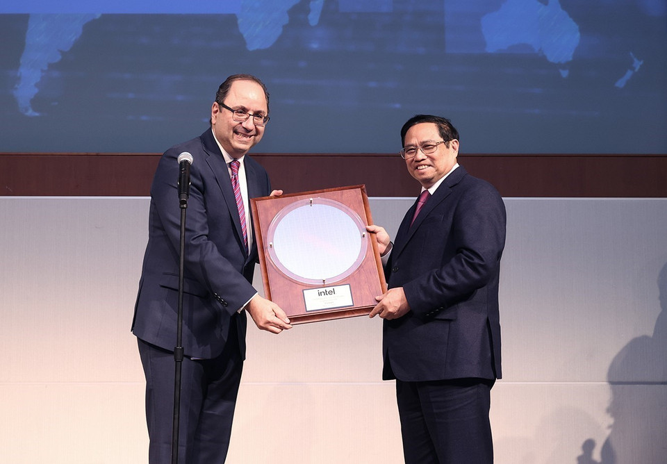 Lãnh đạo Tập đoàn Intel trao tặng phẩm lưu niệm cho Thủ tướng Phạm Minh Chính. (Ảnh: Dương Giang/TTXVN)