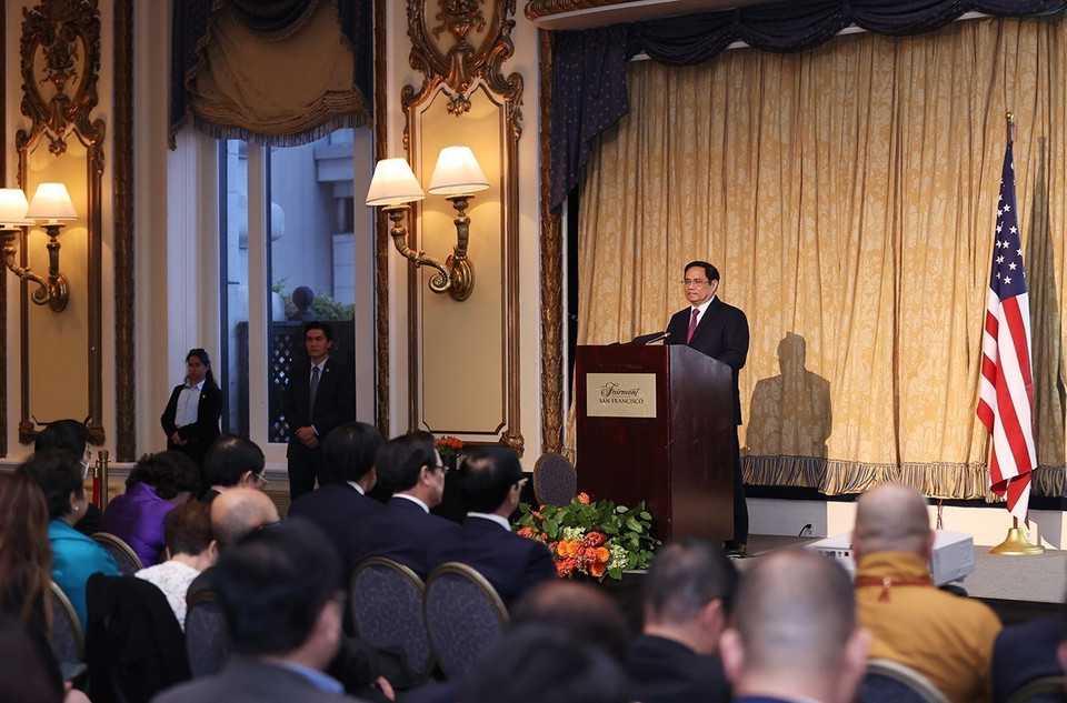 Thủ tướng Phạm Minh Chính phát biểu tại buổi gặp kiều bào và du học sinh tiêu biểu. (Ảnh: Dương Giang/TTXVN)