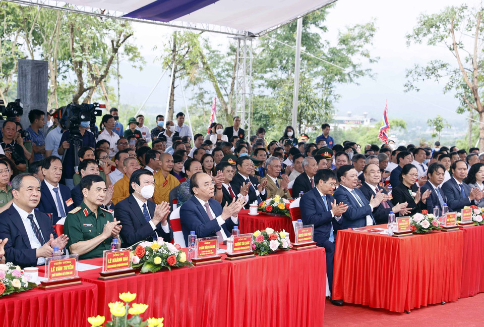 Chủ tịch nước Nguyễn Xuân Phúc và các đại biểu dự Lễ khánh thành Đền thờ liệt sỹ tại chiến trường Điện Biên Phủ. (Ảnh: Thống Nhất/TTXVN)