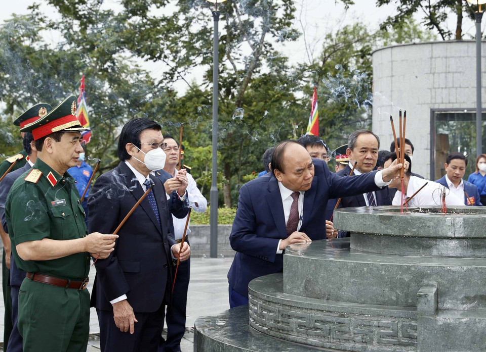 Chủ tịch nước Nguyễn Xuân Phúc và các đại biểu dâng hương tại Đền thờ liệt sỹ tại chiến trường Điện Biên Phủ. (Ảnh: Thống Nhất/TTXVN)