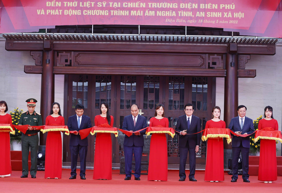 Chủ tịch nước Nguyễn Xuân Phúc và các đại biểu thực hiện nghi thức cắt băng khánh thành Đền thờ liệt sỹ tại chiến trường Điện Biên Phủ. (Ảnh: Thống Nhất/TTXVN)