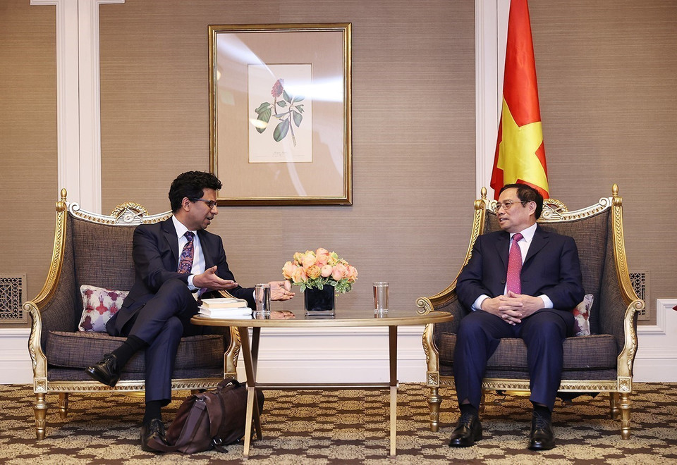 Thủ tướng Phạm Minh Chính tiếp ông Sandy Gupta, Phó Chủ tịch phụ trách khu vực châu Á-Thái Bình Dương của Tập đoàn Microsoft. (Ảnh: Dương Giang/TTXVN)