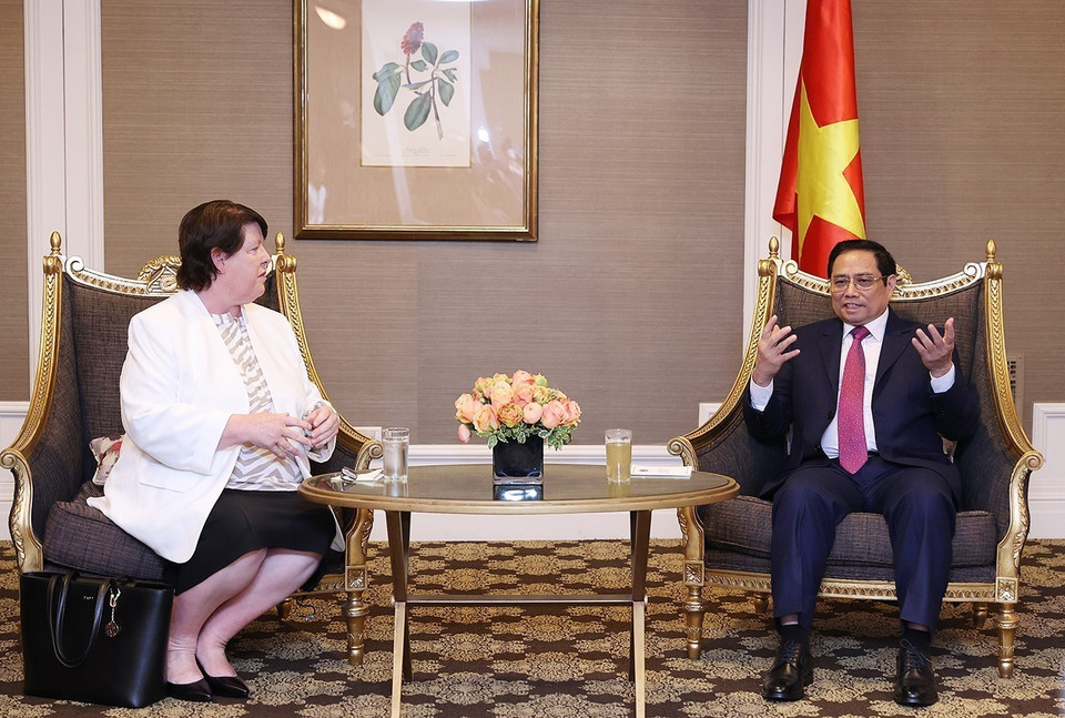 Thủ tướng Phạm Minh Chính tiếp bà Ruth Ohara, Chủ tịch Hội đồng giáo sư Đại học Stanford. (Ảnh: Dương Giang/TTXVN)