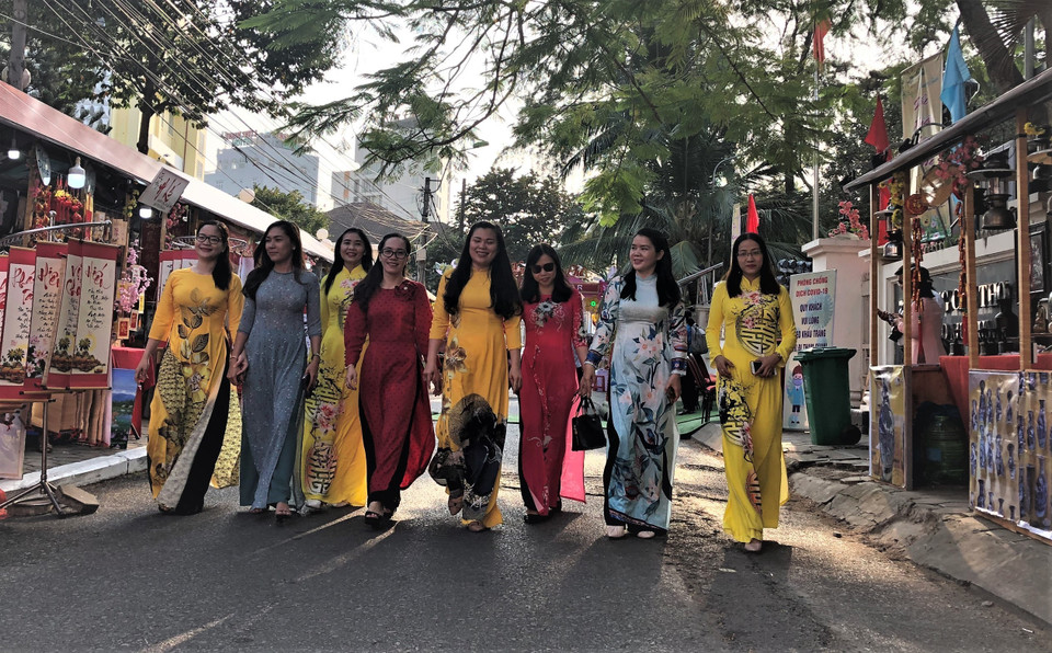 Du khách khoe dáng tại Chương trình 'Sắc Xuân trên phố 2021.' (Ảnh: Ánh Tuyết/TTXVN)