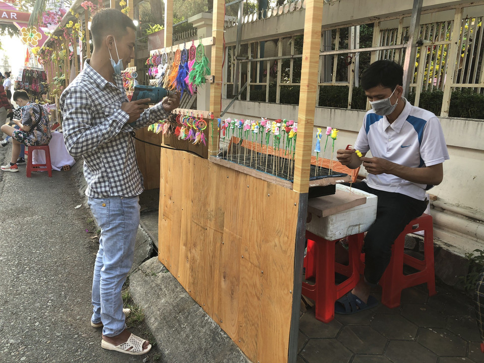 Gian hàng giới thiệu nghề thủ công. (Ảnh: Ánh Tuyết/TTXVN)