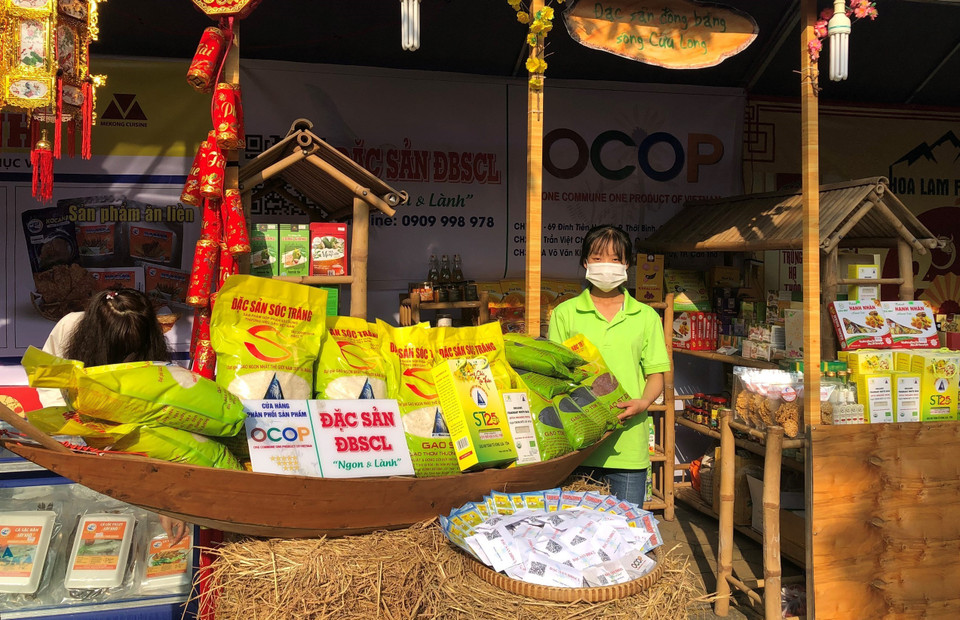 Gian hàng giới thiệu các sản phẩm đặc trưng của địa phương.(Ảnh: Ánh Tuyết/TTXVN)