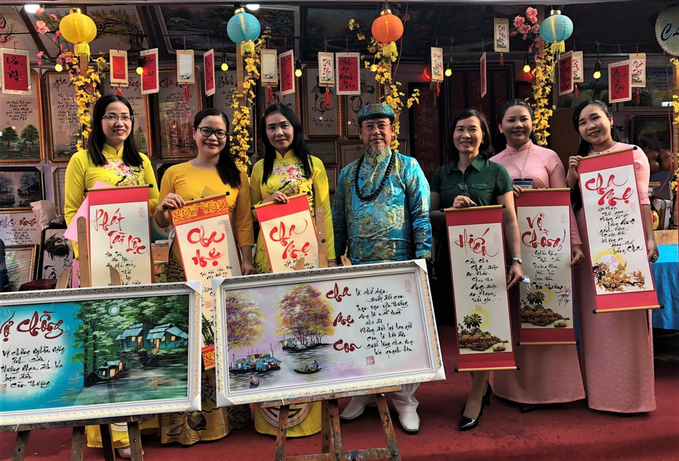 Một góc khu tặng chữ thư pháp. (Ảnh: Ánh Tuyết/TTXVN)