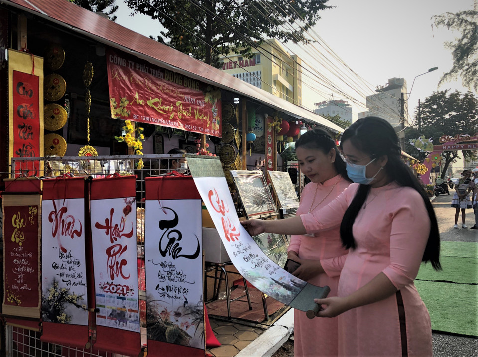 Một góc khu tặng chữ thư pháp. (Ảnh: Ánh Tuyết/TTXVN)