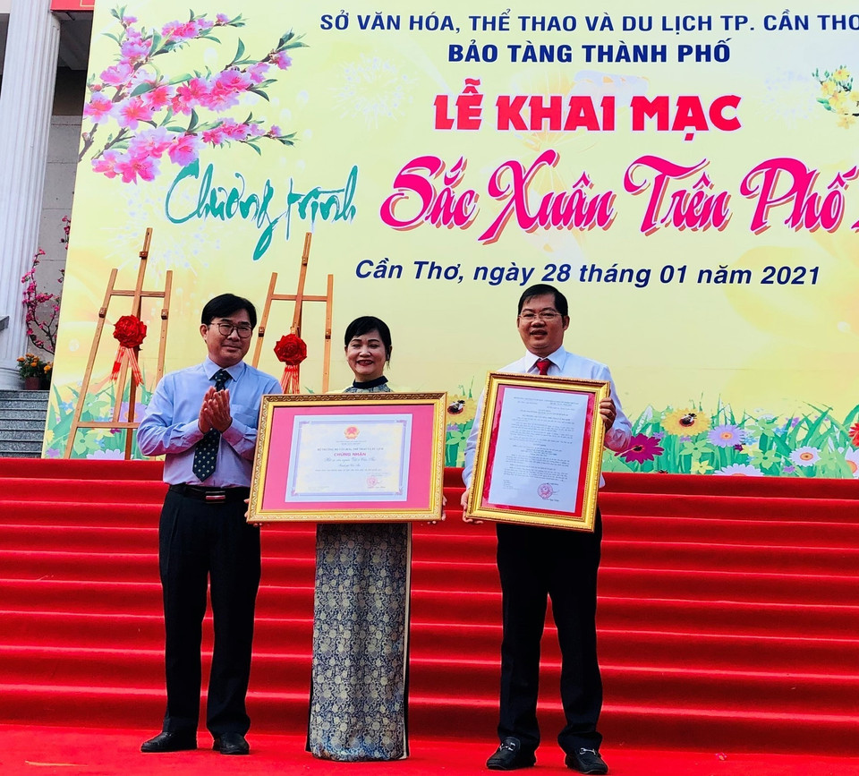 Trao quyết định ghi danh loại hình nghệ thuật 'Hát ru của người Việt ở Cần Thơ' vào danh mục Di sản văn hóa phi vật thể Quốc gia năm 2020 cho thành phố Cần Thơ. (Ảnh: Ánh Tuyết/TTXVN)