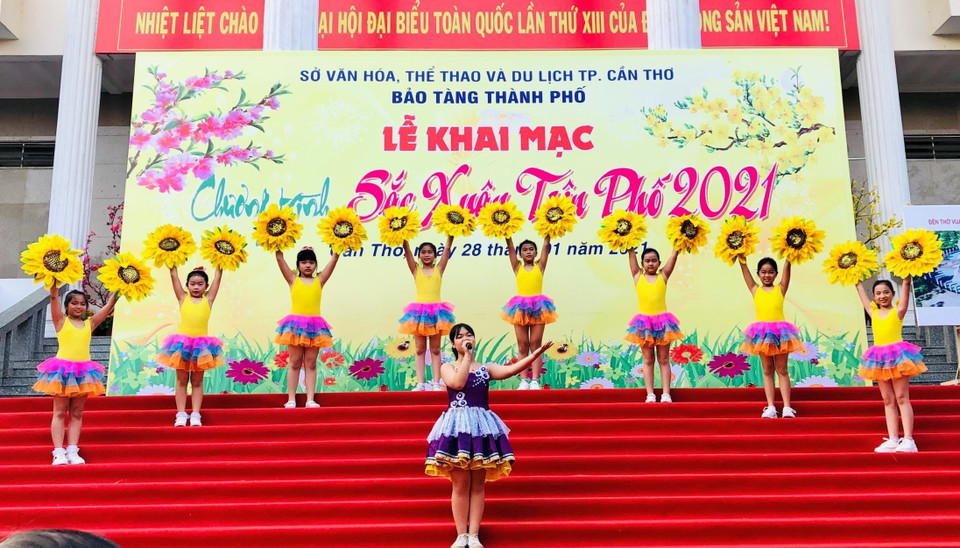 Tiết mục biểu diễn văn nghệ tại lễ khai mạc. (Ảnh: Ánh Tuyết/TTXVN)