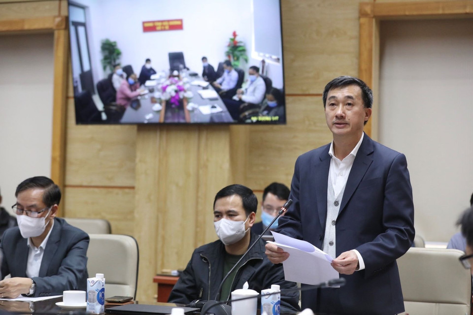 Thứ trưởng Bộ Y tế Trần Văn Thuấn đọc chỉ thị của Thủ tướng về một số biện pháp cấp bách phòng, chống dịch COVID-19. (Ảnh: Minh Quyết/TTXVN)