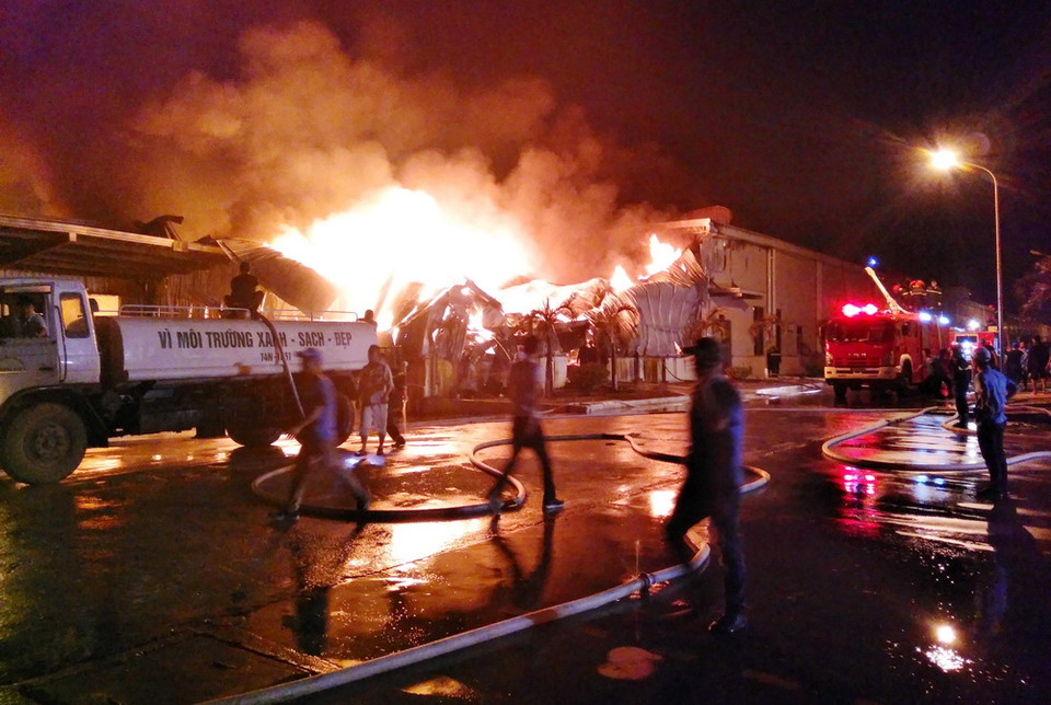  Lực lượng chức năng nỗ lực khống chế đám cháy. (Ảnh: Văn Đức/TTXVN)