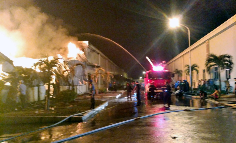  Lực lượng chức năng nỗ lực khống chế đám cháy. (Ảnh: Văn Đức/TTXVN)