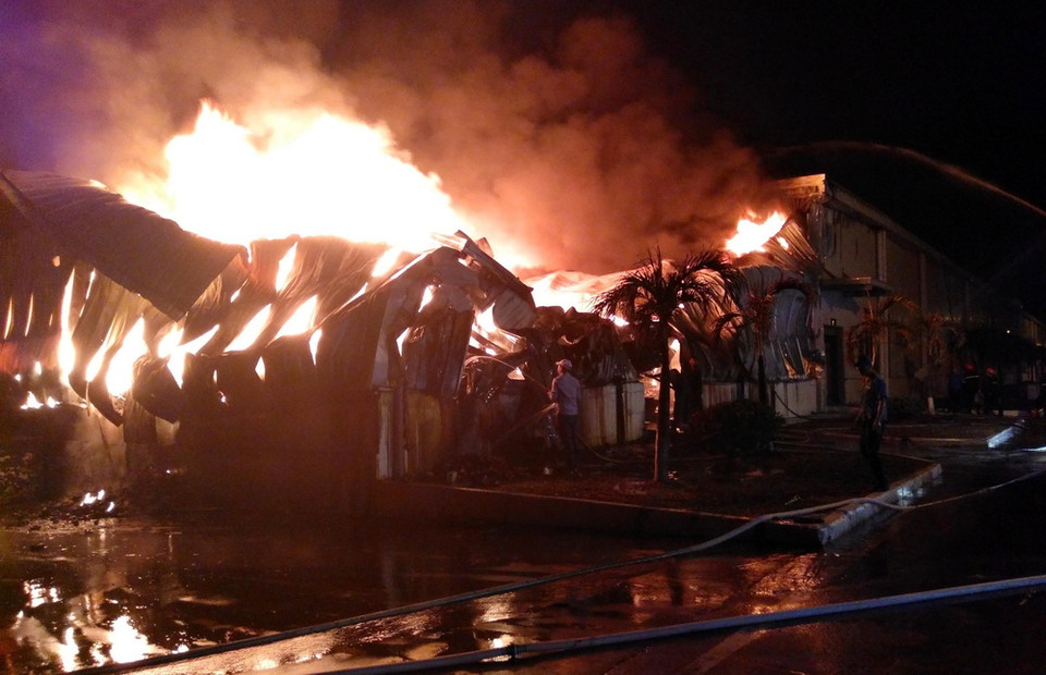  Lực lượng chức năng nỗ lực khống chế đám cháy. (Ảnh: Văn Đức/TTXVN)