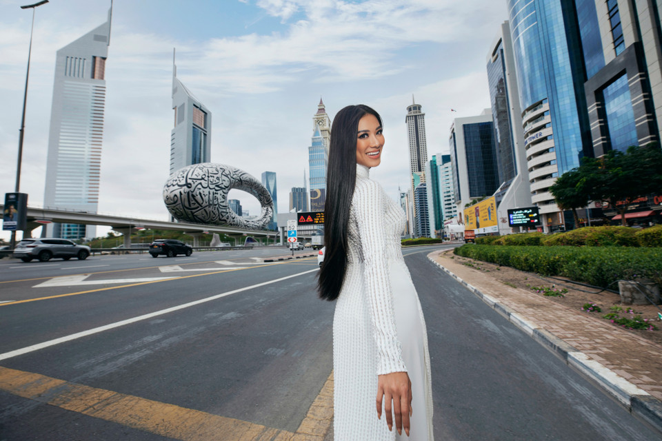 Cùng ngắm hình ảnh những tà áo dài trắng trên đường phố Dubai. (Ảnh: CTV/Vietnam+)